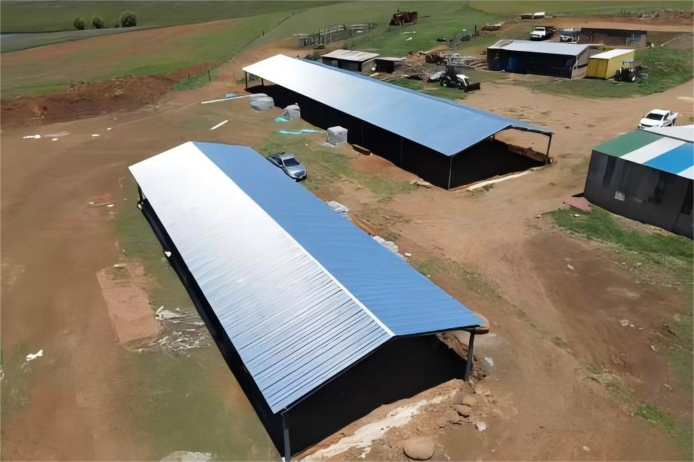 Prefabricated Steel Livestock Shelter with Durable, Corrosion-Resistant Frame - Image 2